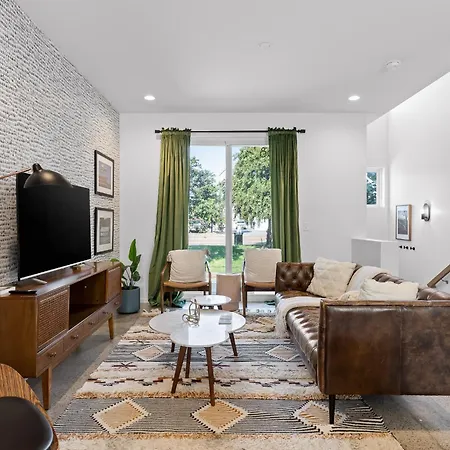 South Side Modern - Downtown Living - Amazing Location Villa